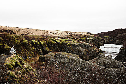 男人,坐,岩石上,观景,冰岛
