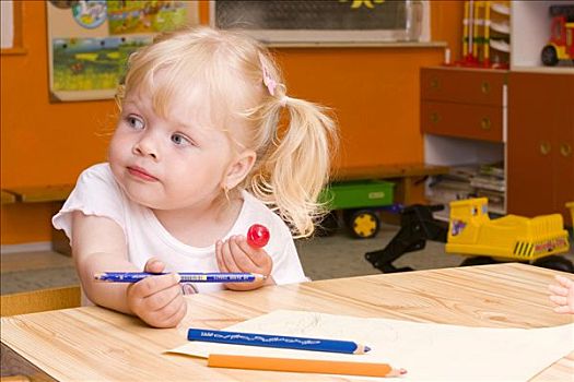 金发,小女孩,2岁,蜡笔画,坐,桌子