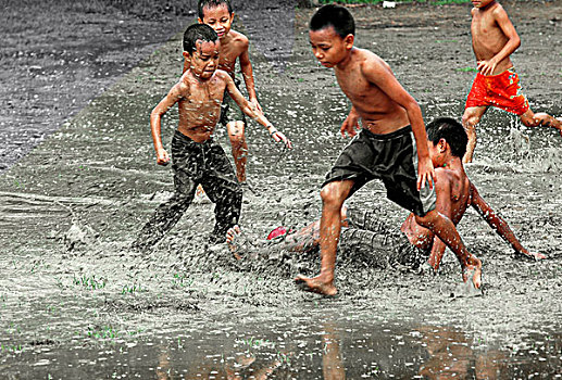 缅甸,曼德勒,亚洲人,男孩,跑,玩,露胸,泥,水,水塘