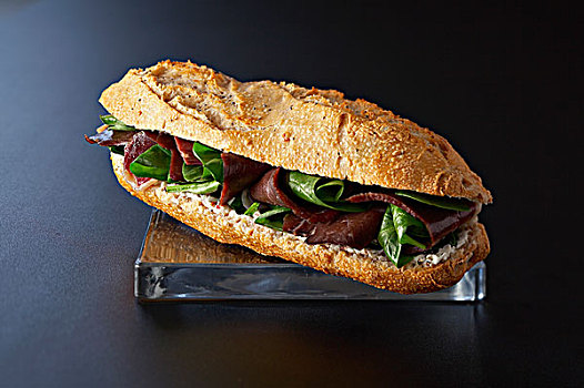 肉,菠菜,棍子面包三明治