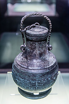 上海博物馆的商代中期兽面纹壶