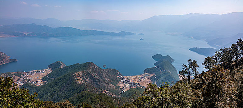 四川省凉山州泸沽湖格姆女神山远眺泸沽湖