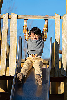 快乐的男孩在公园玩耍