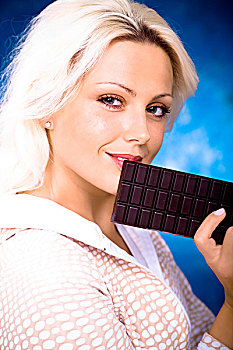 女青年,拿着,巧克力块
