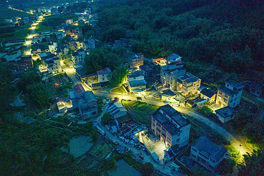 广西蒙山县太阳能路灯照亮村屯之夜