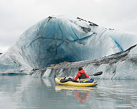 皮划艇手,划船,旁侧,冰,洞穴,瓦尔德斯半岛,冰河,阿拉斯加,美国