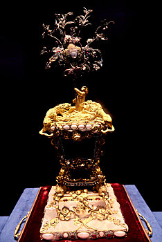 18世纪,铜镀金砗磲玻璃盆景音乐表