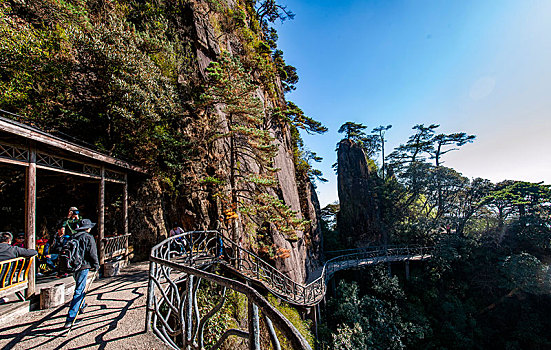 江西上饶三清山盘旋在阳光海岸群山间的栈道