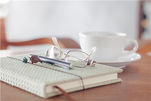 笔记本,笔,眼镜,牛奶咖啡,杯子