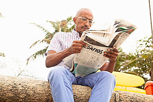 仰视,成熟,男人,读报,伊帕内玛海滩,里约热内卢,巴西