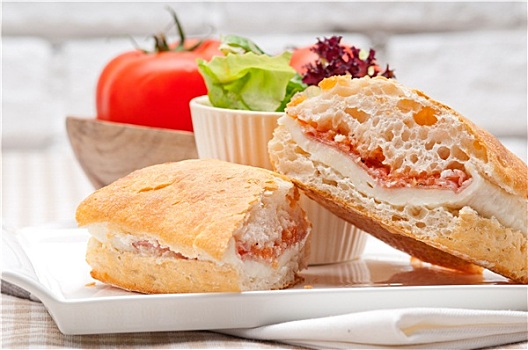 意大利拖鞋面包,三明治,帕尔玛火腿,西红柿