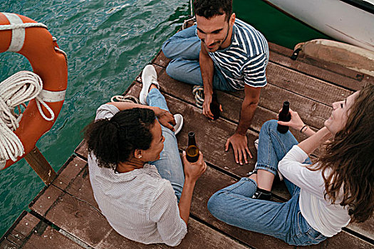 三个,朋友,放松,码头,拿着,瓶子,啤酒,俯视图
