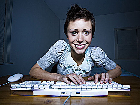 坐,女人,键盘,打字,微笑