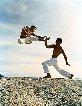 两个男人,表演,武术,岩石,地面,一个,半空,全身
