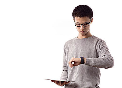 年轻人使用智能手表和平板电脑