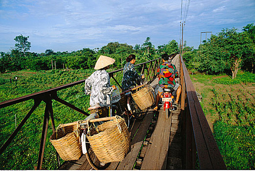 人,穿过,桥,琅勃拉邦,老挝