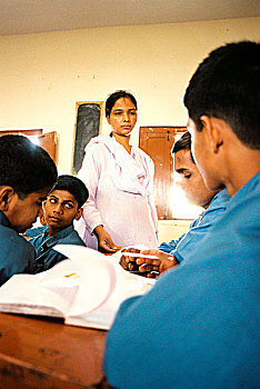 教师,检查,功课,男孩,孩子,家,破旧,学生,帮助,哲学体系,自恃,课程,八月,2004年,名字,巴基斯坦