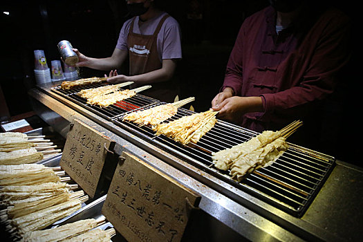 烟火城市山东日照,东夷小镇数百种美食吸引全国游客,光头强,秒变直播小哥也来凑热闹