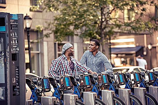 两个男人,架子,自行车,出租,城市公园