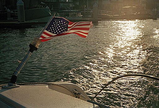 美国,加利福尼亚,新港海滩,摩托艇,船尾,特写,逆光,北美,爱国,旗帜,国旗,星条旗,船,水,水面,反射,阳光,晴朗