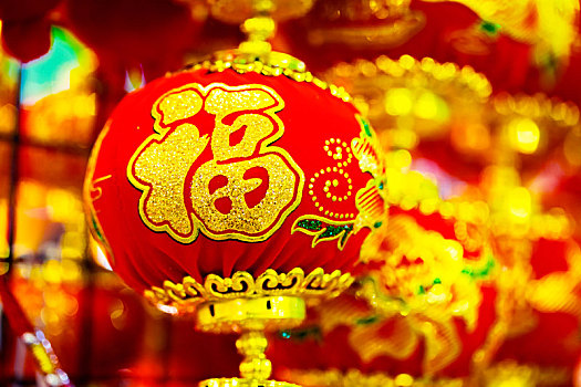 中國(guó)春節(jié)的年貨大街販賣著春節(jié)傳統(tǒng)的飾品