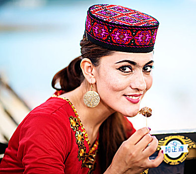 海边,沙滩,新疆哈萨克族女孩,民族服饰,牦牛肉