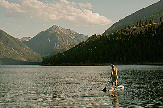 男青年,站立,湖,山,背景,后视图