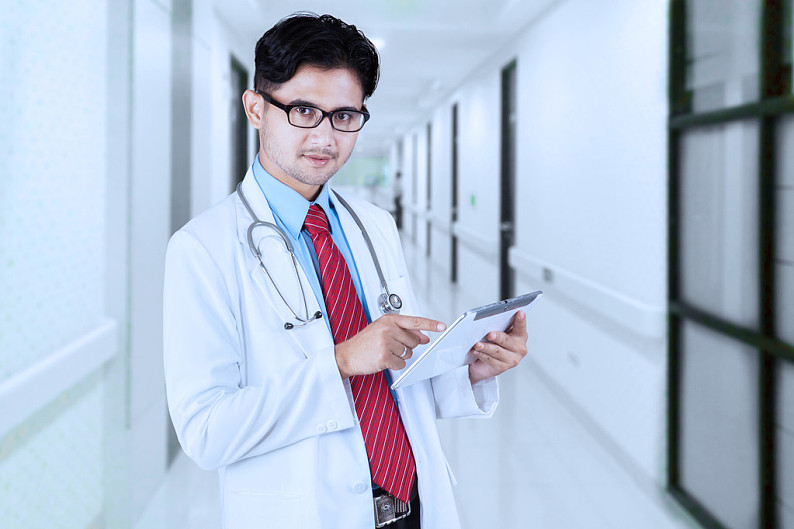 男医生_药片_医院_头像_年轻_医生_站立_小路_数码_高清图片_全景视觉