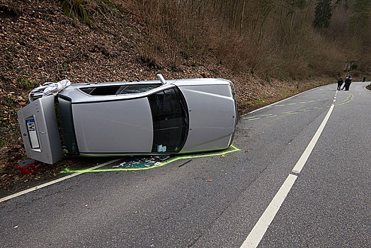 汽车,颠倒,意外,四个人,受伤,莱茵兰普法尔茨州,德国,欧洲