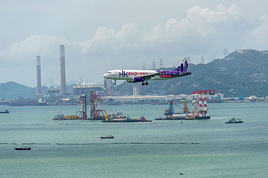 一架香港快运航空的客机正降落在香港国际机场