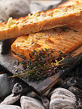 三文鱼,烧烤,雪松,木头,百里香,蒜蓉面包