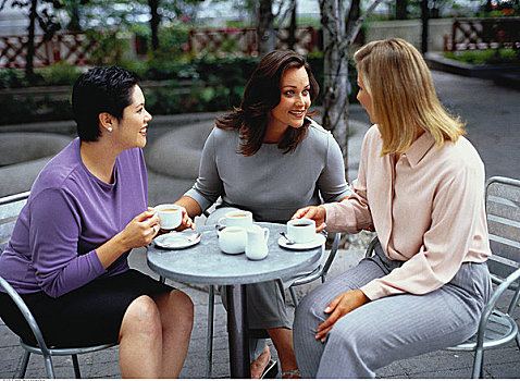 三个女人,交谈,露天咖啡馆