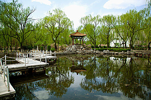中國古典園林湖泊中的石板橋和涼亭