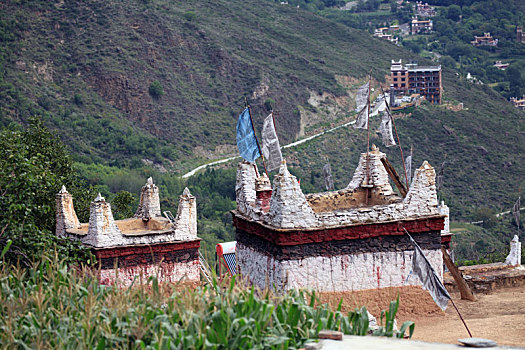 四川丹巴,卡帕玛群峰下彩色草原和美丽藏寨
