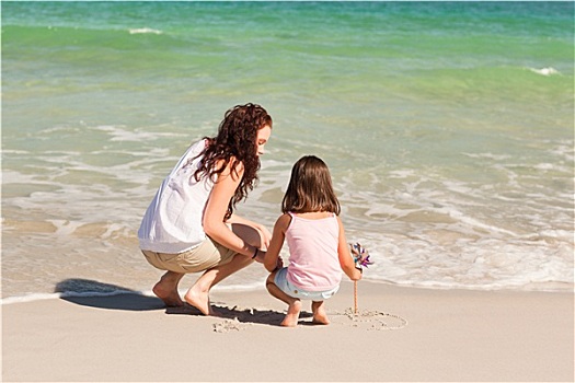 母亲,女儿,海滩