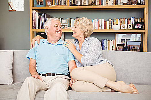 高兴,老年,夫妻,坐,沙发,书架,客厅