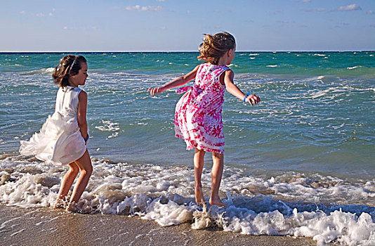 两个女孩,海岸