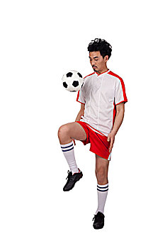 一个穿足球队服玩足球的男青年