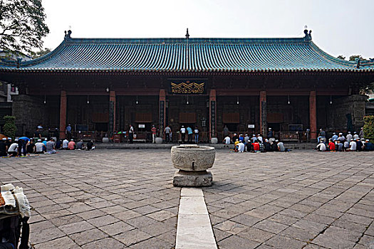 西安化觉巷清真大寺里的古代宗教建筑和行礼跪拜的伊斯兰教徒