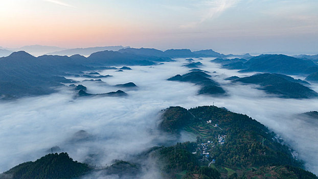 重庆酉阳,深秋乡村晨雾美