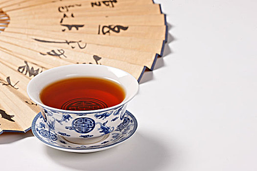 纸扇和青花瓷盖碗茶