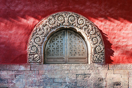 中国河北省承德普宁寺的石雕拱窗