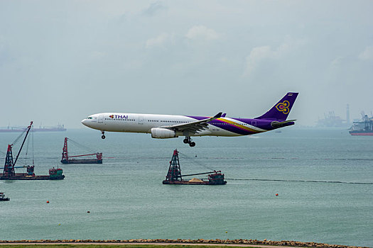 一架泰国国际航空的客机正降落在香港国际机场