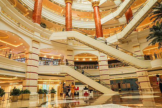 购物广场内部中庭和购物回廊