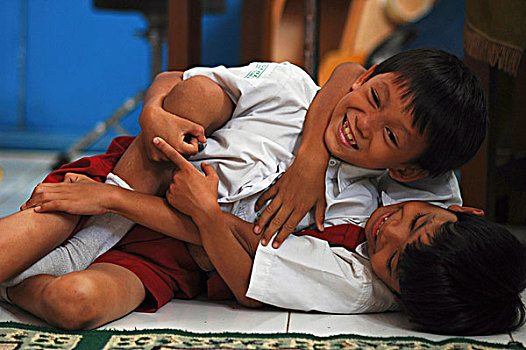 印度尼西亚,雅加达,两个,男生,玩,争斗,教室,一个,男孩,趴着