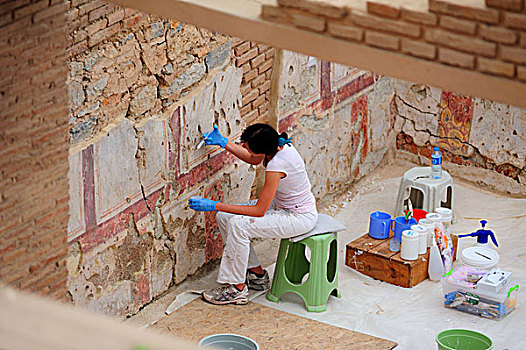 土耳其以佛所考古学家修复壁画