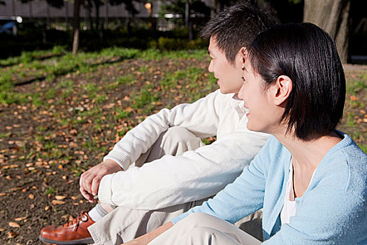 坐在公园的年轻情侣