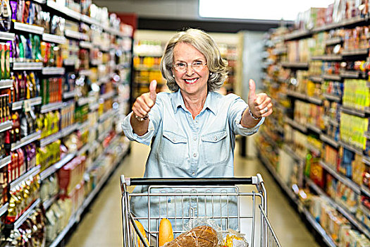 微笑,老年,女人,手推车,展示,竖大拇指,超市