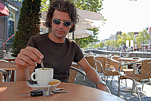 男青年,一杯咖啡,勺子,咖啡