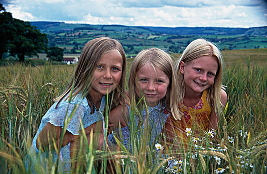 肖像,三个女孩,蹲,土地,微笑